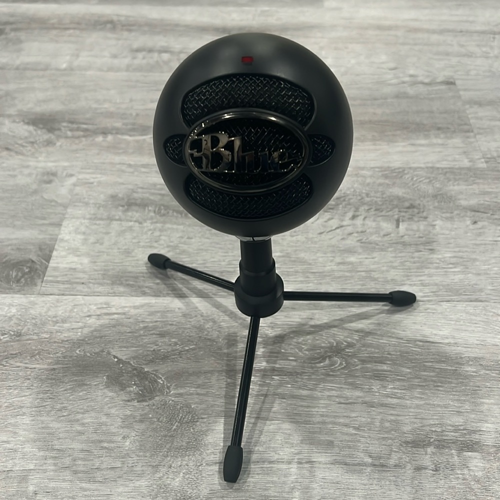 Blue snowball microphone black with cord like new